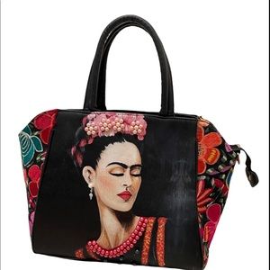Freida embodied Shoulder and handbag